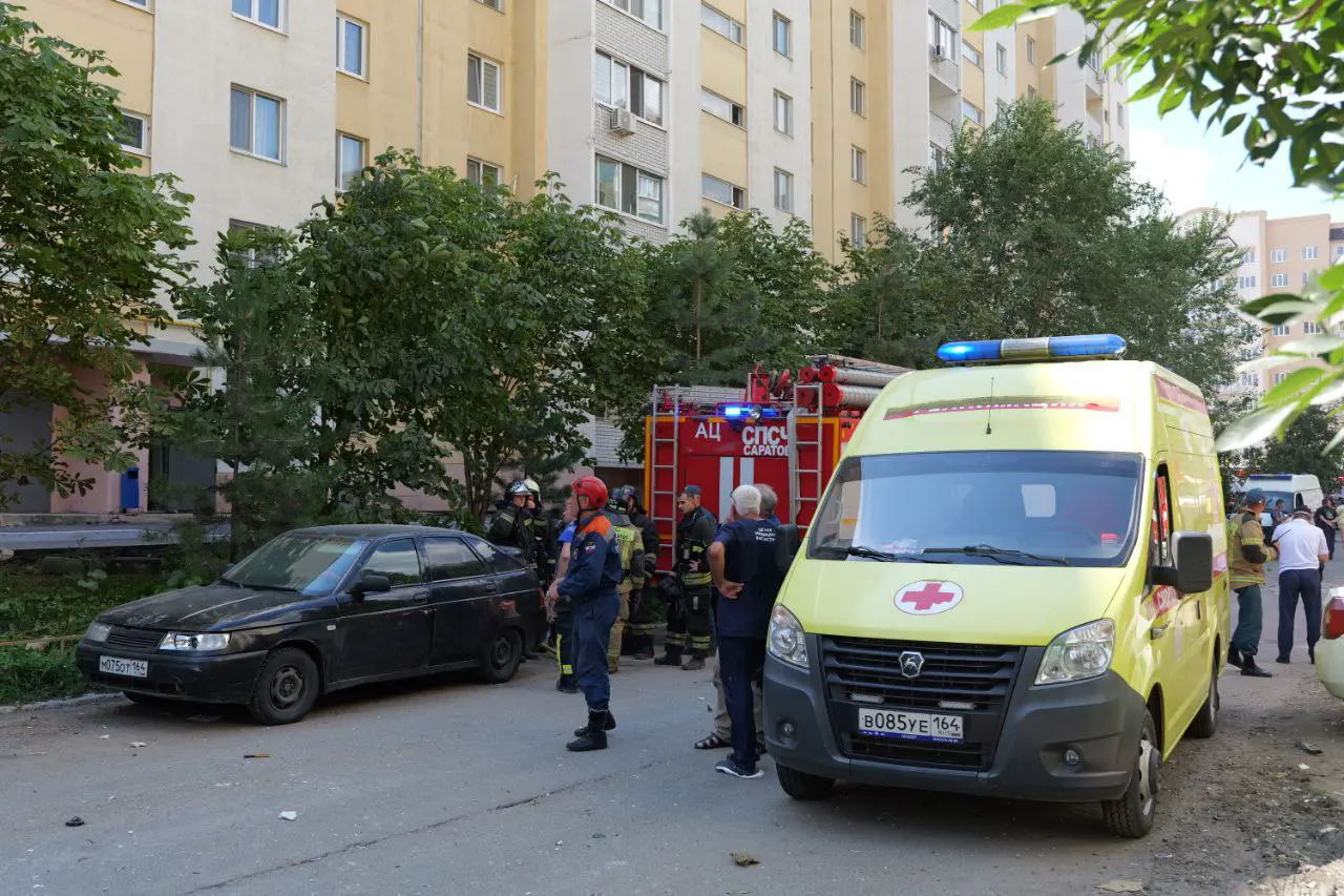 Обломками ранило пешеходов: что известно о взрыве в жилой многоэтажке в Саратове