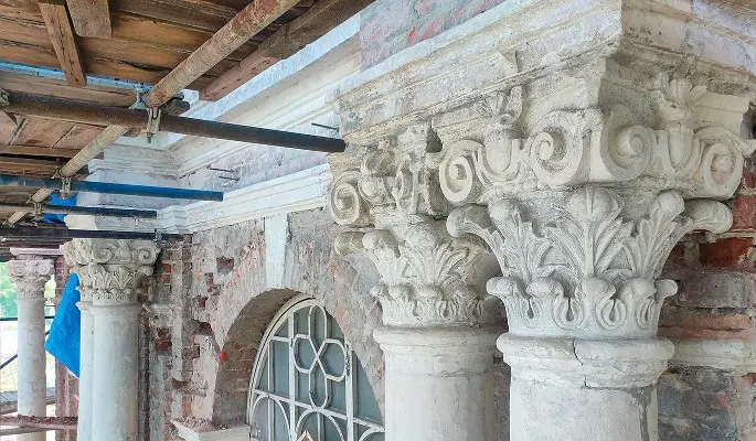 В храме Живоначальной Троицы в Кожевниках начали восстанавливать белокаменный декор