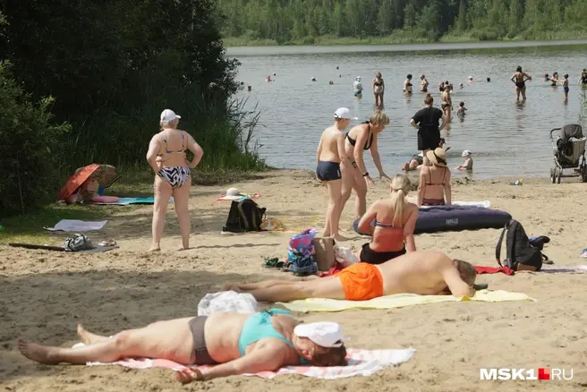 Москвичи заполонили пляж у церкви на Святом озере, где жители бунтовали против мечети: фоторепортаж | Источник: Дмитрий Толстошеев / MSK1.RU