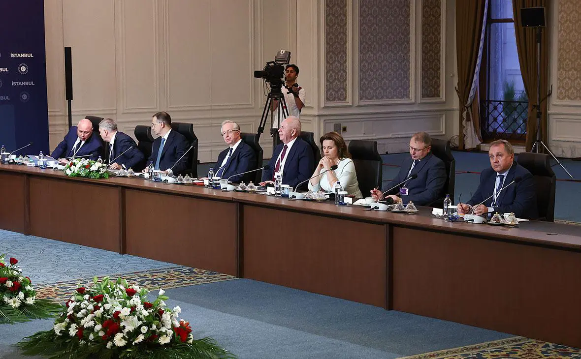 Российская делегация во главе с Владимиром Мединским во время третьего раунда российско-украинских переговоров во дворце Чираган, Стамбул, Турция, 23 июля 2025 года (Александр Рюмин / ТАСС)