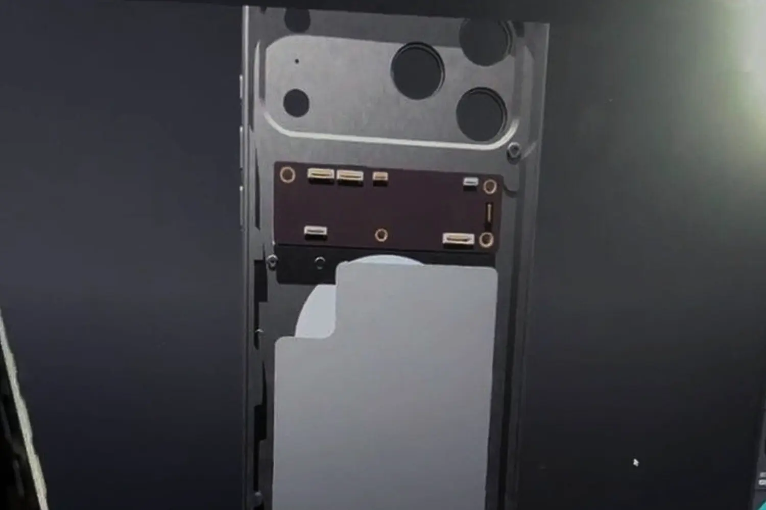 Новые детали! Apple iPhone 17 Pro Max предстал в уникальных снимках внутри-0