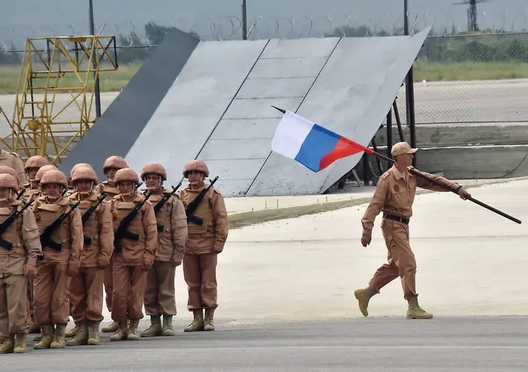 Российские военнослужащие во время репетиции парада Победы в Великой Отечественной войне на авиабазе «Хмеймим» в Сирии, 2016 год