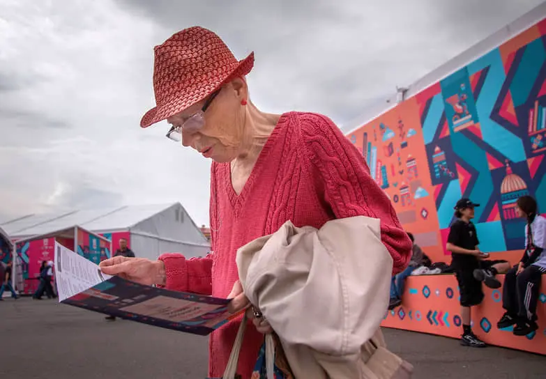 Сергей Лукьяненко и Елена Тарасова делятся перспективами ИИ в литературе-0