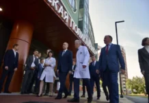 Денис Паслер открыл уникальную детскую поликлинику в современной ДГКБ № 9 в Екатеринбурге denis pasler otkryl unikalnuyu detskuyu polikliniku v sovremennoj dgkb 9 v ekaterinburge-news-blog-ru-0