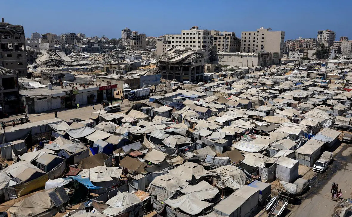 Вид на палатки, в которых укрываются палестинцы, покинувшие свои дома в результате израильского военного наступления, в городе Газа (Dawoud Abu Alkas / Reuters)
