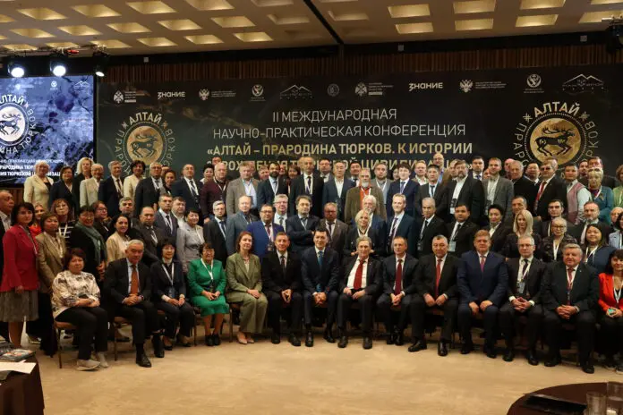 Рустам Ганиев УрФУ делится знаниями о тюркских истоках в Горно-Алтайске-0