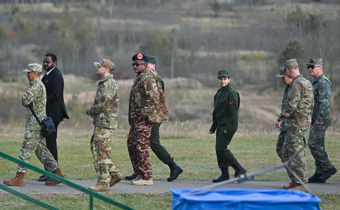 Иностранные наблюдатели во время совместных стратегических учений вооруженных сил России и Белоруссии Запад-2025 на полигоне Борисовский в Минской области (Виктор Толочко / РИА Новости)