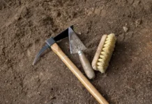 Археологи из РАН нашли мерянский топор X века возле Ростовского кремля arheologi iz ran nashli meryanskij topor veka vozle rostovskogo kremlya-news-blog-ru-0