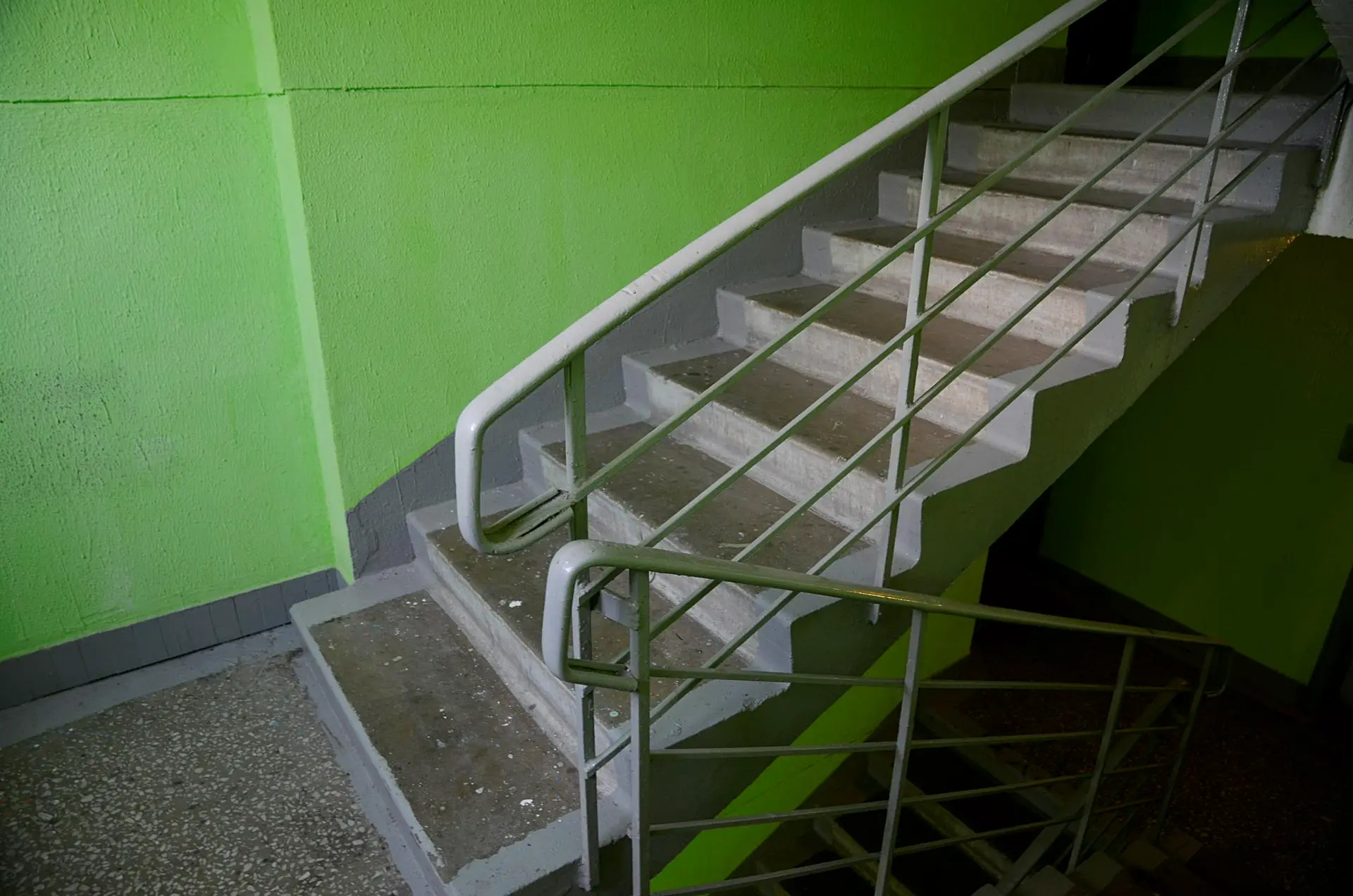 Могут ли оштрафовать за оставленную в подъезде обувь