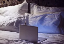 Игорь Кузнецов о том, почему работа с ноутбуком лёжа опасна для здоровья igor kuzneczov o tom pochemu rabota s noutbukom lyozha opasna dlya zdorovya-news-blog-ru-0