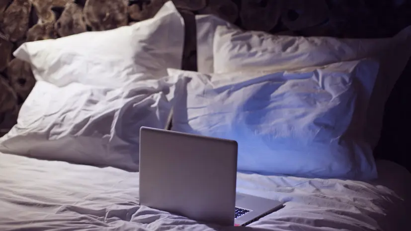 Россиян предупредили, чем грозит работа с ноутбуком в положении лёжа