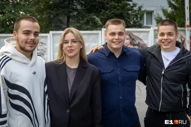 Самый младший из братьев — Даня (слева), ему 18 лет, рядом стоит Саша, ей 25, правее 24-летний Миша и Дима, ему 22, и только в этом году он узнал свою семью | Источник: Владислав Лоншаков / E1.RU