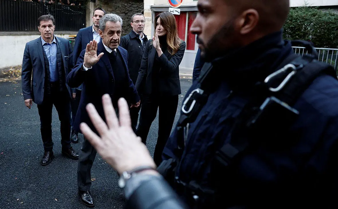 Николя Саркози машет сторонникам в день своего заключения в тюрьме Санте, где начинается его пятилетний тюремный срок, в Париже, Франция, 21 октября 2025 года (Benoit Tessier / Reuters)