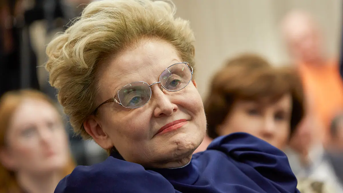 «Ишь какой»: Малышева ударила кулаком гостя программы, рассказавшего о разводе