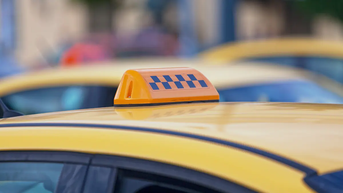 В России намерены законодательно урегулировать цены на такси с детскими креслами