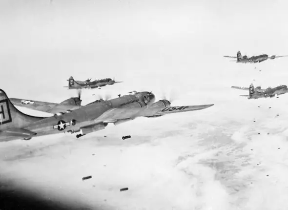 Американские В-29 "усеивают" Корею бомбами, 1951 год из открытых источников