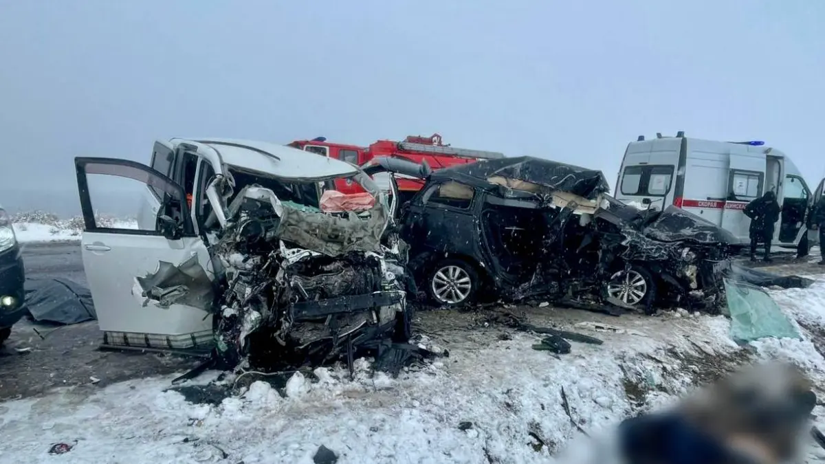 Пять человек погибли при лобовом столкновении иномарок в Туве