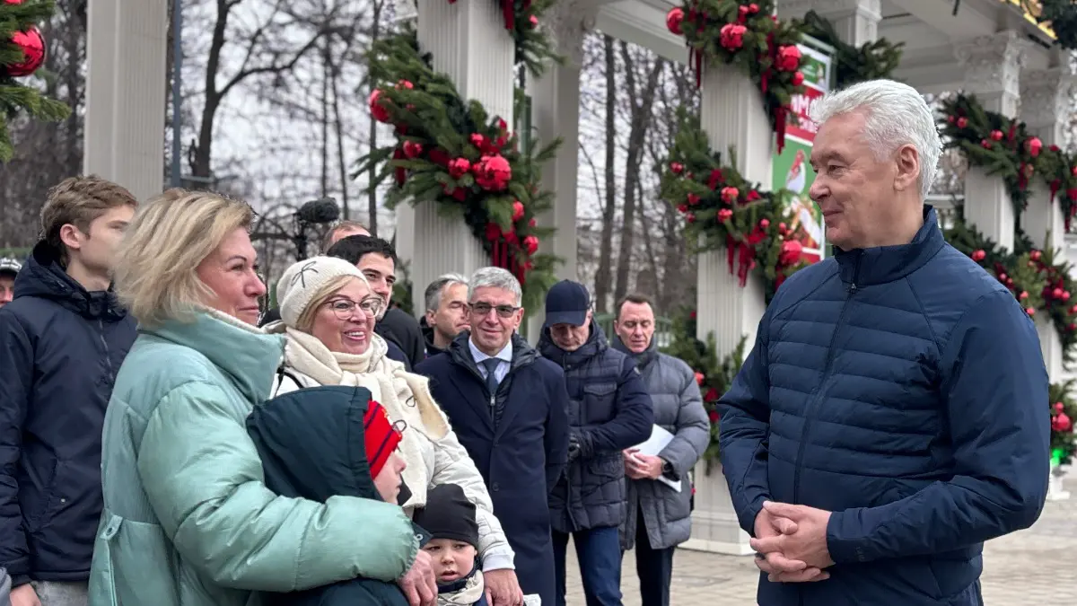 Мэр Сергей Собянин пообщался с жителями района Сокольники Юлией Чулковой, ее сыном Сашей и Натальей Литвиненко с внуком Тихоном