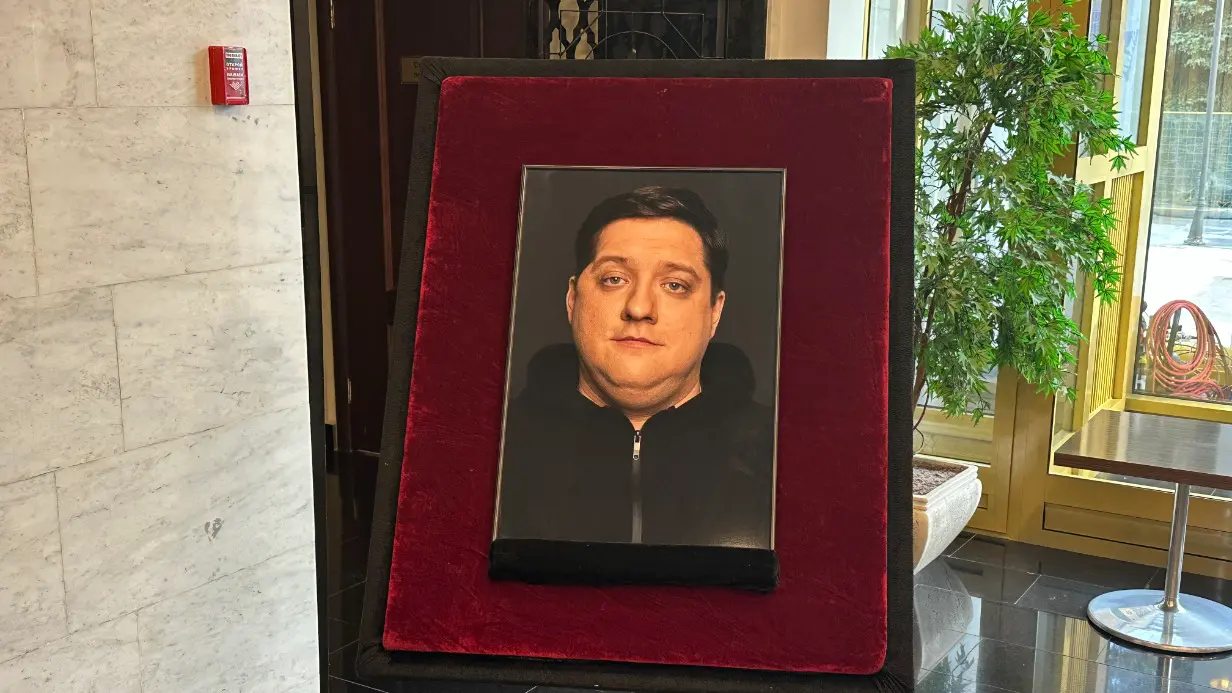 Появились кадры из зала, где прощаются с актером Поповым