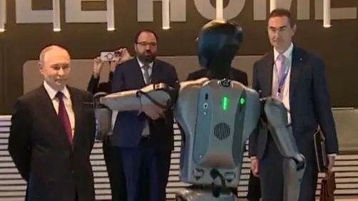 Первый ИИ-робот Сбера станцевал для Путина