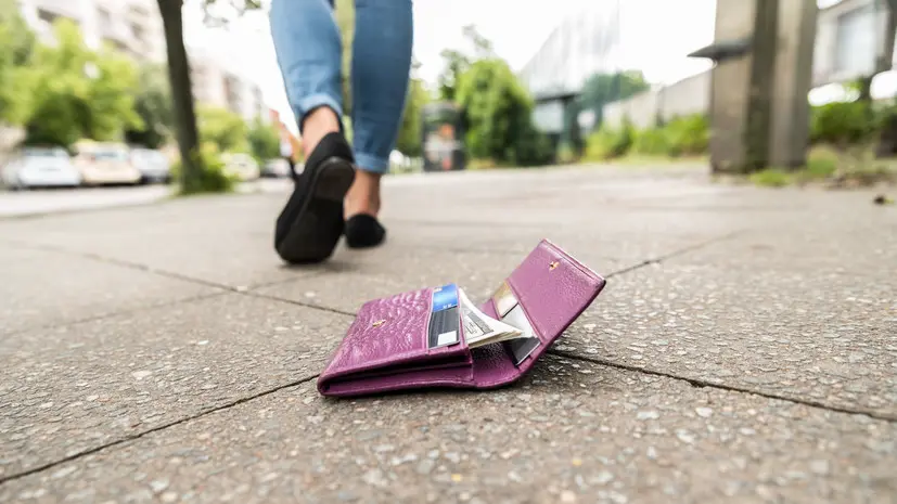 Россиянам объяснили, что нельзя делать с найденной на улице банковской картой