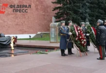 Бессмертный полк России чтит неизвестных героев в Александровском саду bessmertnyj polk rossii chtit neizvestnyh geroev v aleksandrovskom sadu-news-blog-ru-0