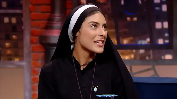 Обучает детей из трущоб: королева красоты из Бразилии стала монахиней