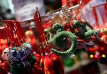 Новый год в парках Лондона: празднование и работа полиции Вводная картинка