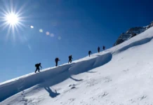 Спасатели продолжают поиск альпинистов на Пике Тянь-Шань в Казахстане spasateli prodolzhayut poisk alpinistov na pike tyanshan v kazahstane-news-blog-ru-0