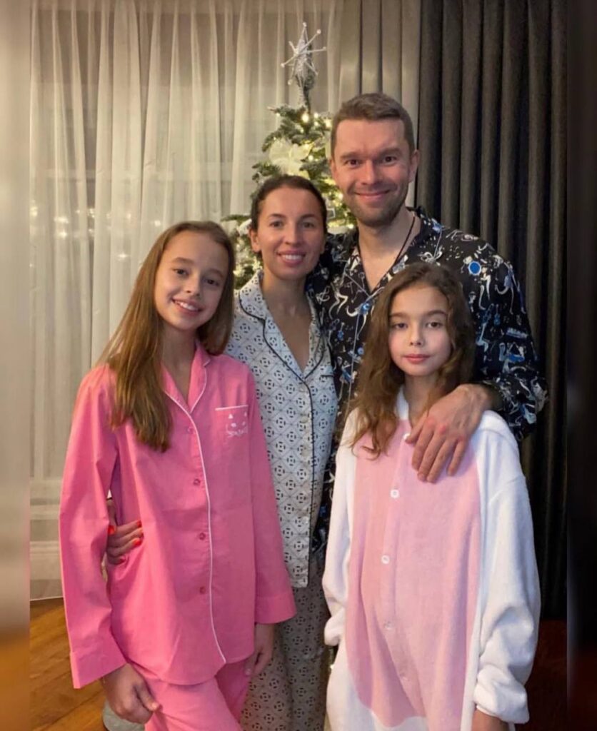 Семья Вихаревых в пижамах на Новый год