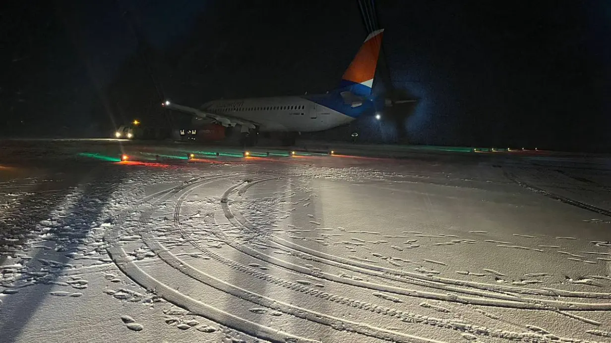 Самолет выкатился за пределы ВПП в аэропорту Махачкалы
