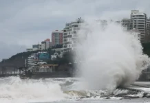 Ялта в Крыму под защитой МЧС, шторм преодолен и город продолжает жить yalta v krymu pod zashhitoj mchs shtorm preodolen i gorod prodolzhaet zhit-news-blog-ru-0