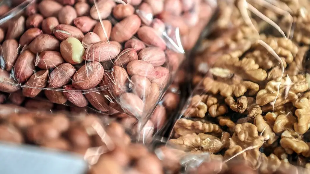 Участница столичной ярмарки помогает собирать адресные посылки для бойцов СВО