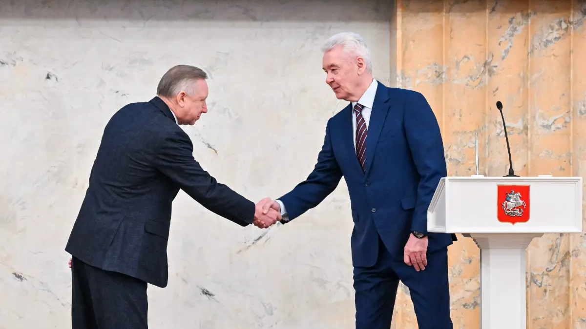 Мэр Москвы Сергей Собянин и губернатор Санкт-Петербурга Александр Беглов в мраморном зале