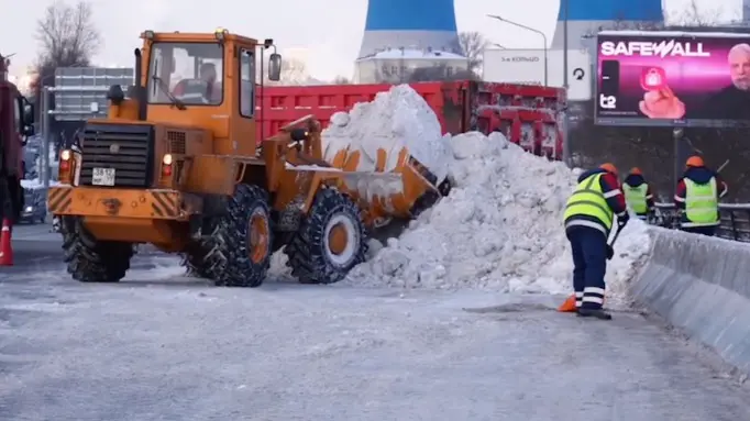 Работы по погрузке и вывозу снега организованы на улицах Москвы