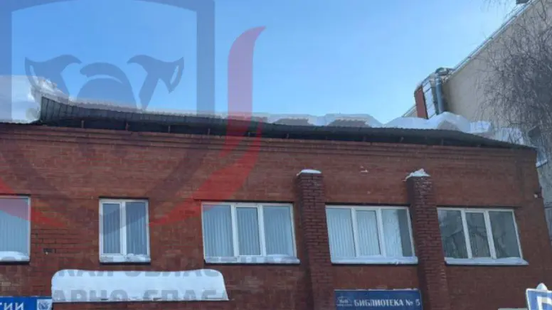 Крыша административного здания частично обрушилась в Мытищах