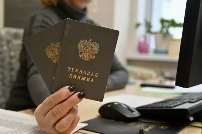 Работа по совместительству и пенсия: как быть с двойным стажем?-0