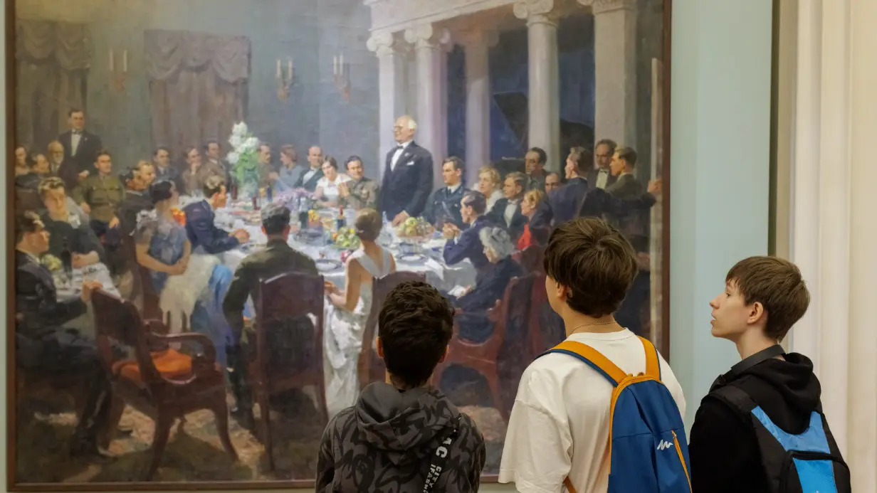 Картины Сурикова, Васнецова, Репина: как выставка Русского музея знакомила юных москвичей с историей столицы