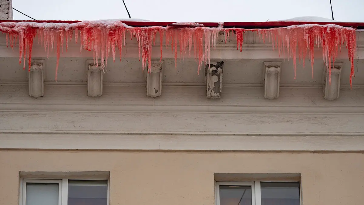 «Кровавые» сосульки напугали жителей Екатеринбурга