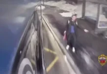 В Москве пассажир разбил стекло автобуса из-за ошибки с остановкой v moskve passazhir razbil steklo avtobusa izza oshibki s ostanovkoj-news-blog-ru-0