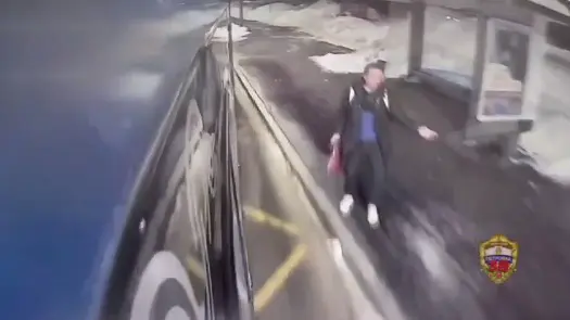 Мужчина в Москве разбил стекло автобуса, когда вышел не на той остановке