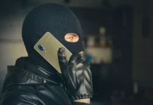 Аферисты обманули пенсионера из Москвы и получили от него два миллиона рублей