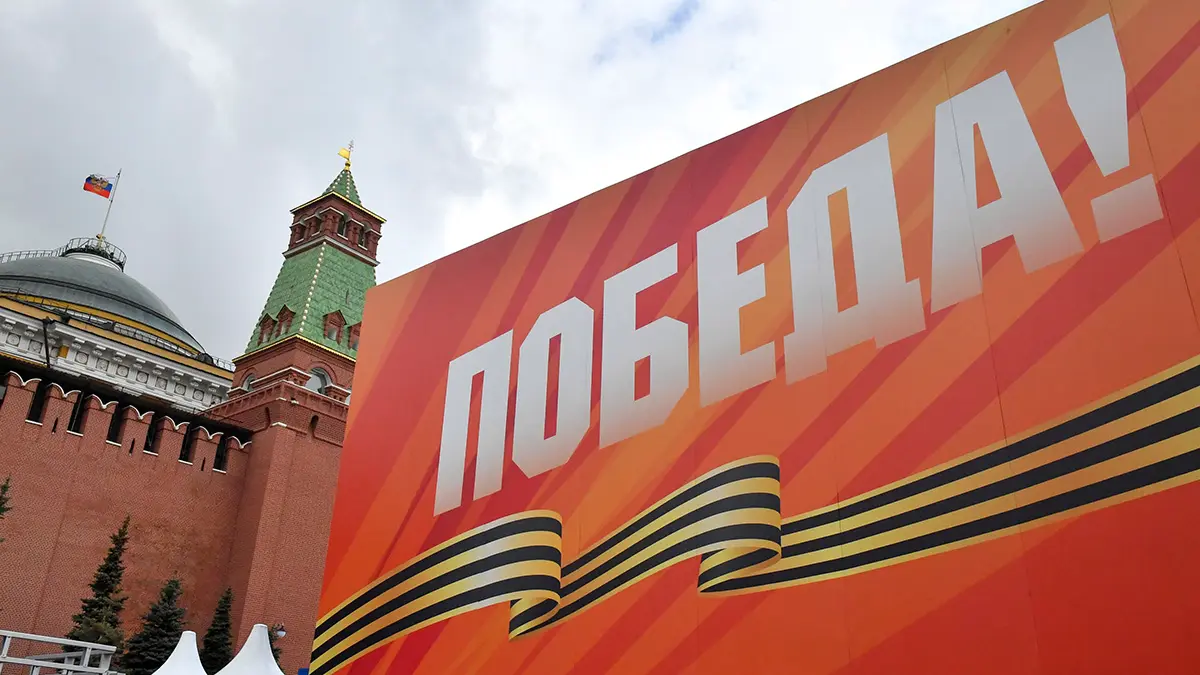 Трибуны и декорации начали монтировать к параду Победы на Красной площади