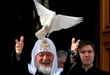 Патриарх Кирилл выпустил голубей в Благовещение у собора patriarh kirill vypustil golubej v blagoveshhenie u sobora-news-blog-ru-0