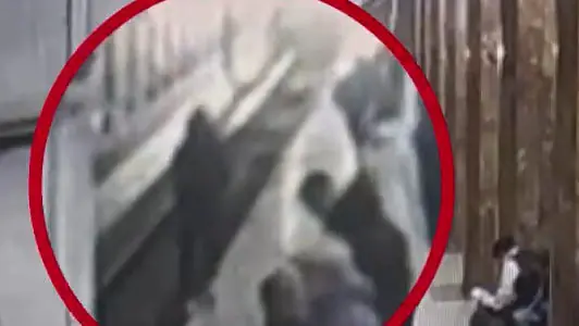 Пассажир засмотрелся в телефон и упал на пути в московском метро