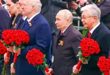 Путин и иностранные гости возложили цветы к Вечному огню у Кремля Путин и иностранные лидеры возложили цветы к Кремлевской стене
