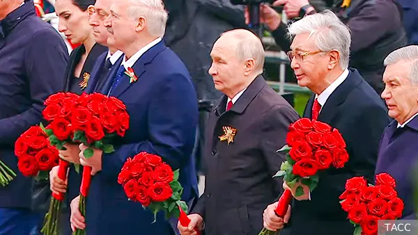 Путин и иностранные лидеры возложили цветы к Кремлевской стене