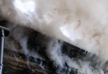 МЧС России спасает жизни на пожаре в Партизанске mchs rossii spasaet zhizni na pozhare v partizanske-news-blog-ru-0