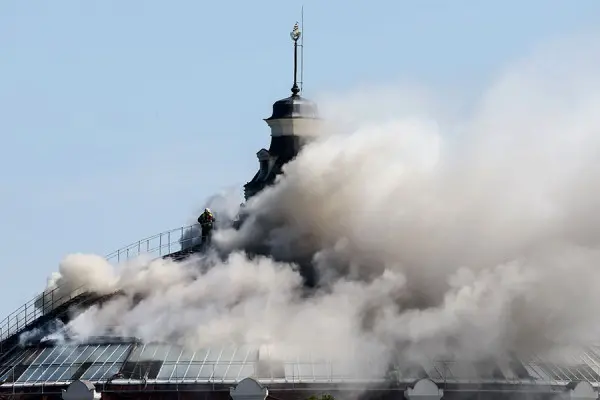 Пожару присвоен 4-й ранг, к тушению привлекли 83 человека и 22 единицы техники. Ситуация крайне сложная: уже сейчас понятно, что Панорама [ Оборона Севастополя 1854 1855 гг. ] Франца Рубо практически уничтожена  ,   написал Развожаев в своем телеграм-канале. (Сергей Мальгавко / ТАСС)