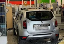 Renault Duster превратил супермаркет в Истре в центр внимания горожан prevratil supermarket v istre v czentr vnimaniya gorozhan-news-blog-ru-0